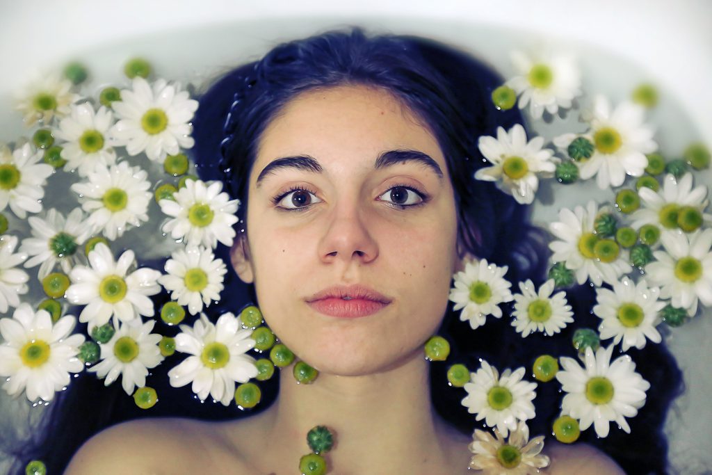 water-beauty-girl-lips-flowers-beautiful-bath-bathtub-skin-care_t20_7O4K7O